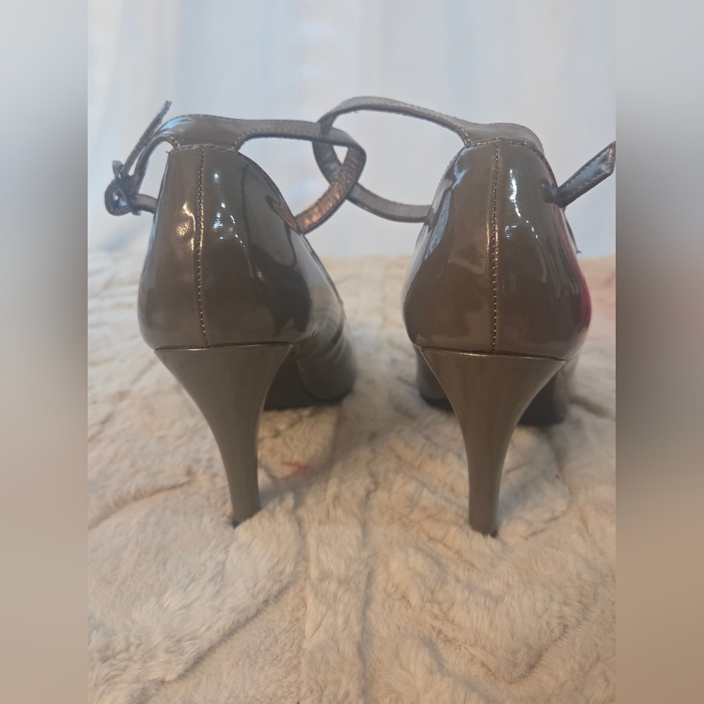 Chic And Trendy Steve Madden Women's Olive Patent Ankle-Strap Pumps Size 8.5 - Picture 8 of 10